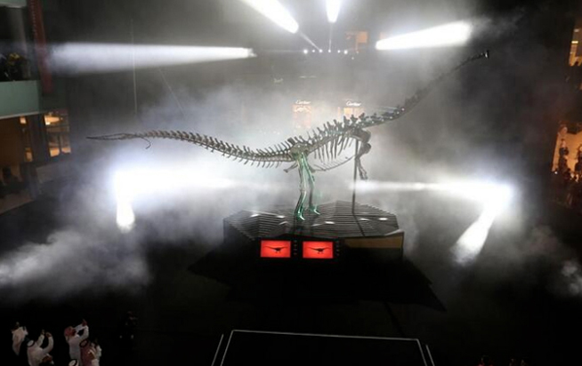 Dinosaur at Dubai Mall, lead