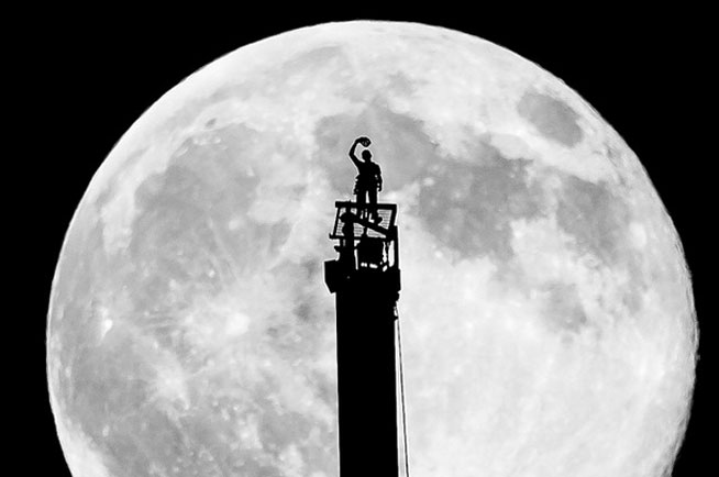 Crown Prince atop the Burj Khalifa with the supermoon