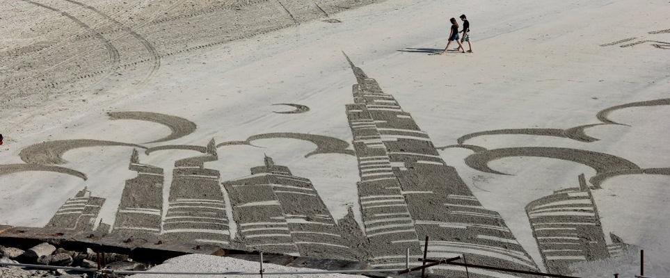 Incredible sand murals in Dubai by Nathaniel Alapide - What's on