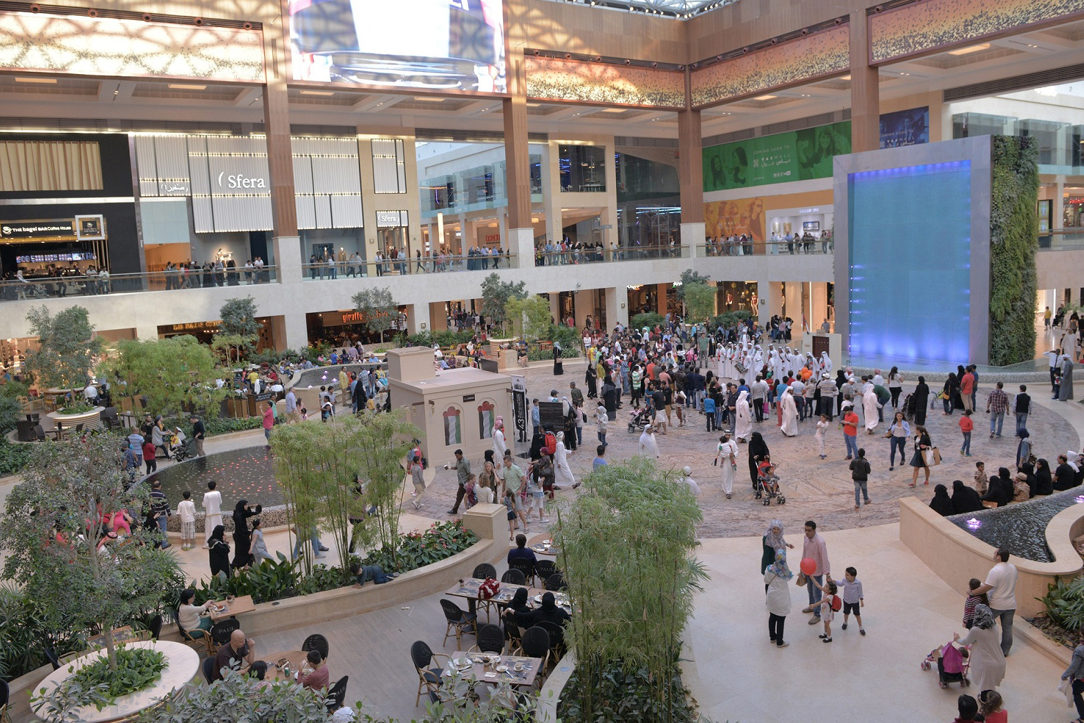 Яс молл абу даби. Абу Даби торговый центр. Яс Молл в Абу Даби. ТЦ Абу Даби Молл. Торговый центр yas Mall.