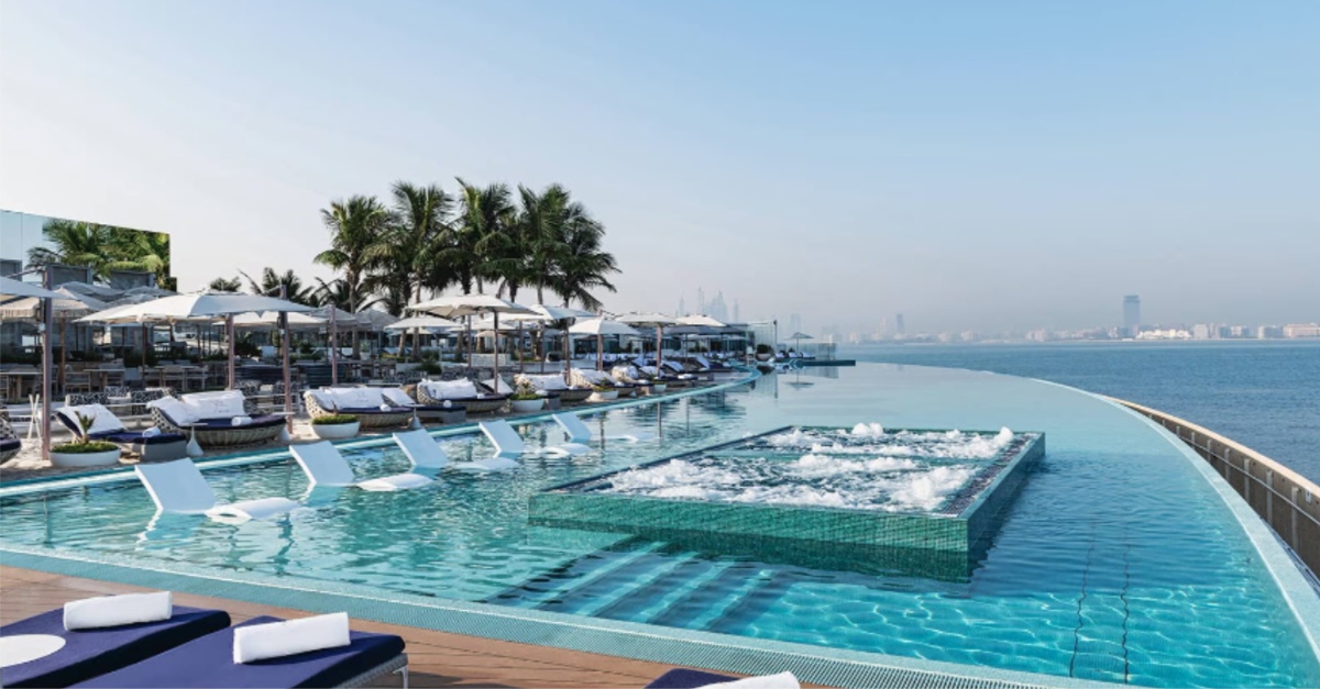 8 أيام فاخرة على حمام السباحة في دبي تستحق الاستمتاع بها